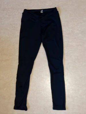 Svarta tränings tights - HELT OANVÄNDA SVARTA TRÄNINGS TIGHTS. Man kan knyta dom i midjan från insidan av byxorna.  Energetics 158/164