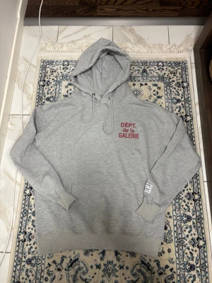 Grå gallery dept hoodie - Grå Gallery Dept hoodie. Aldrig använd, nyskick. Papperslappen är avklippt. Storlek M men passar L