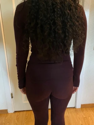 Vinröd långärmat set - Säljer ett vinrött set med långärmad topp och matchande byxor. Jag har tröjan i både strl XS och S som går att välja imellan. Setet är stretchigt och formas perfekt efter kroppen. Materialet känns mjukt och skönt, säljer då den inte kommer till användning. Den har inga skavanker och i nytt skick!💕