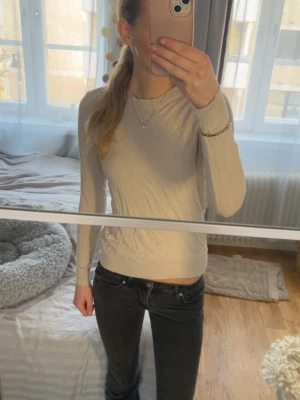 Beige långärmad tröja - I fint skick från lager 157, tror inte att den säls längre då jag köpte den för länge sedan💗