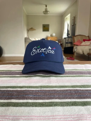 Golfkeps - Snygg  Golfkeps perfekt till sommaren. Har fler kepsar och tröjor (NYA) så en bra paket deal kan ordnas.