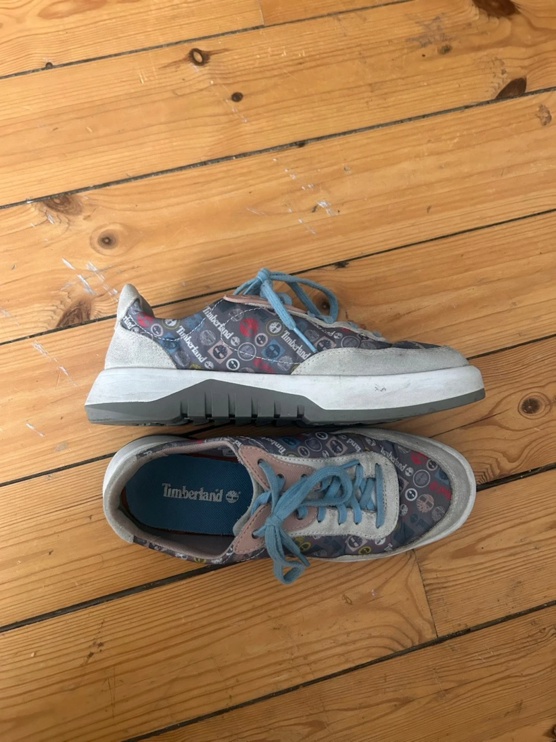 Färgglada Timberland sneakers med mönster