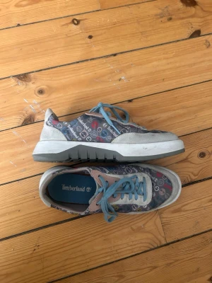 Färgglada Timberland sneakers med mönster - Sneakers från Timberland. Inköpta som sample i pop-up butik.  Rengörs vid försäljning 