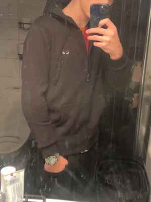 Comme des Garçons PLAY - tjena, säljer nu min svarta CDG zip hoodie. extremt snygg och skön att bära. perfekt för dig som vill ha något simpelt men ändå sticka ut lite från resten. har ni några frågor så är de bara att höra av sig. 