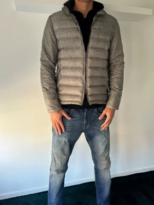 Peak Performance Jacka - Stilren exklusiv vår jacka ifrån Peak Performance!🤩 Modellen på bilden är 187 Cm lång och väger 70 Kg!🌟