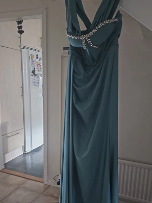 Långklänning med pärldetaljer - Elegant långklänning med offshoulder-ärmar och vackra pärldetaljer längs bysten. Klänningen har markerad midja, perfekt för speciella tillfällen. Materialet har ett mjukt fall och ger en lyxig känsla. Pris kan diskuteras men vill helst inte gå ner💕💕