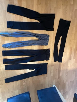 5 par sköna underställ i olika färger  - 5 par snygga varma underställ i olika färger. Perfekt för en dag ute i Alperna eller i snön. De är väldigt stretchiga och passar många storlekar