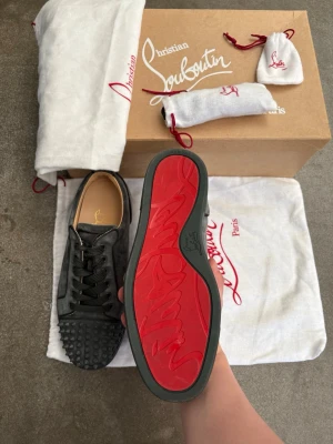 Christian Louboutin Skor Grå/Mörkgrön - Säljer nu mina riktigt fräscha Christian Louboutin skor! | Endast använda 1-2 gånger! ✅Självklart äkta (köpt på Louboutins egna hemsida)        . Storlek 39,5 (passar 40-40,5)| Allt og medföljer (box, 2x dustbags, extra snöre och spikar) 🚚Fraktas alltid inom 24h!🚚 ❗️Jag accepterar bud❗️Nypris = 9000kr |  Mitt pris = 3099kr