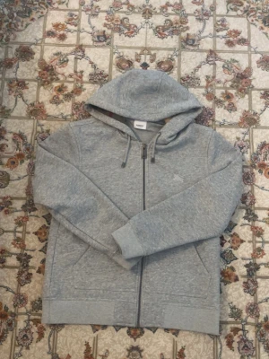 Grå bb zip up hoodie - Helt ny bb zip up hoodie som är helt ny utan tag för ett billigt pris