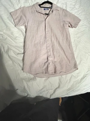 Jack&jones Linné skjorta  - Linne skjorta i storlek 164 från jack&jones använd typ 1-2 gånger perfekt för sommaren som är på väg nu 
