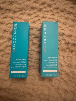 Moroccanoil Body Soufflé & Handkräm - Set med Moroccanoil Body Soufflé (20 ml) och Handkräm (15 ml) i smidiga vita tuber med blå detaljer. Båda produkterna innehåller arganolja och squalane för intensiv återfuktning och har märkets klassiska doft.