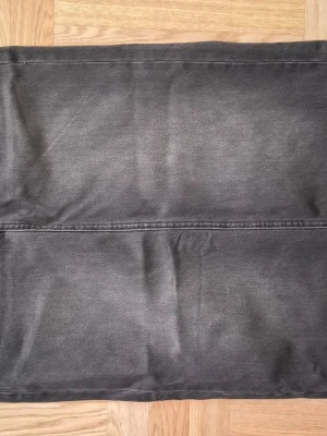 Grå jeans kjol i str S - Snygga grå jeanskjol i rak modell. Kjolen är tillverkade i slitstarkt denimtyg och har en klassisk look som passar till det mesta. Perfekta för dig som gillar stilrena och tidlösa plagg.
