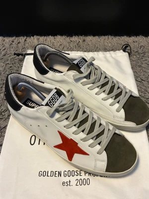 Golden Goose 42 - Golden Goose Super Star i storlek 42! Sjukt fint skick på skorna! OG Dustbag ingår! Kvitto finns! Skriv vid frågor!