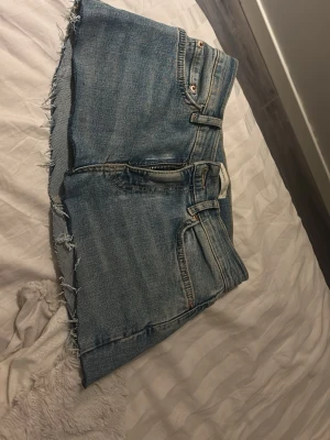 Blå jeanskjol med rå kant - Snygga låg midjade jeans kjol köpt på vinter