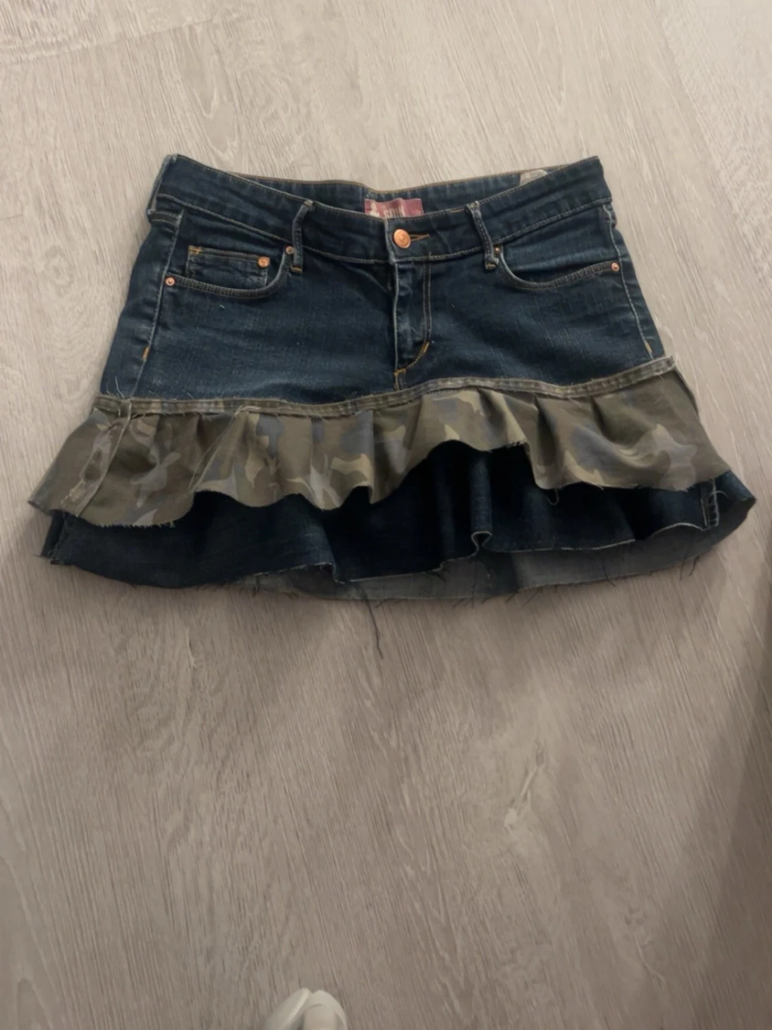 Jeanskjol med volang och camouflage