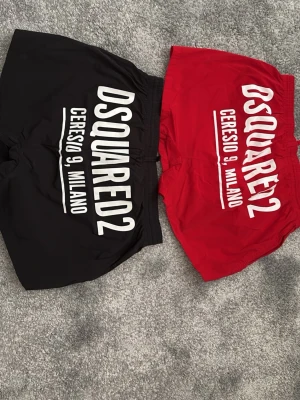 DSQUARED2 badbyxor två styckna ÄKTA - Två par DSQUARED2 bad shorts som blivit små köptes för 1900 kronor styck på rea