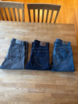 3 par Jeans - Blåa Replay: Ca W30 och ca L30                        Mörk blå Lee W29 och L32                                   Gråa Replay W30 och ca L30                             Kolla individuell annonser på min profil för mer info!