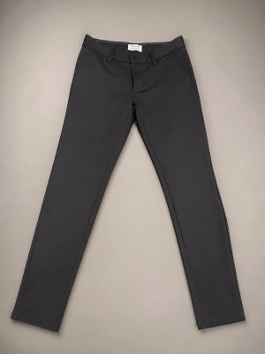 Svarta chinos från Only & Sons - Snygga svarta chinos från Only & Sons i modellen ONSMARK PANT. Byxorna har raka ben, bälteshällor och klassisk design. Tillverkade i mjukt och bekvämt material som passar perfekt till en avslappnad stil.