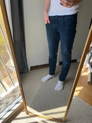 Replay anbass jeans - Tja! Säljer detta feta paret jeans från Replay| Modell: Anbass| Mycket gott skick, kontakta mig vid minsta fråga!| //Nils