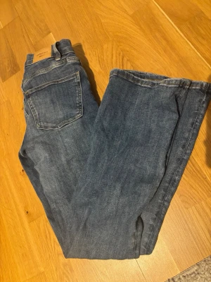 Blå lowrise bootcut jeans från Gina Tricot - säljer ett par oanvända blå lowrise bootcut jeans från Gina Trocot i storlek 32. de var tyvärr för små för mig så det är därför jag säljer!🩵