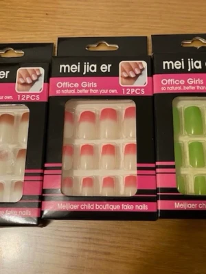 Press-on naglar  - Säljer tre förpackningar press-on naglar . Naglarna kommer i olika färger: fransk manikyr med rosa topp, klassisk fransk och en grön variant. Varje förpackning innehåller 12 naglar i en naturlig, oval form. Perfekt för en snabb och snygg look. 45kr/paket , samma frakt om du köp fler 