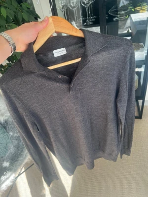 John Henric Pikétröja, 100% Merinoull - Säljer en snygg och klassisk half-zip tröja från John Henric. Aldrig använd, endast testad. Perfekt till både vardag och lite mer uppklätt ✨🎊