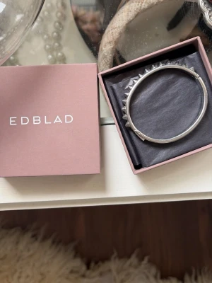 Silvrigt armband med nitar från Edblad - Snyggt armband i silverfärgat metall från Edblad med nitar. Har använts väldigt få gånger då jag föredrar guld❤️ pris kan diskuteras vid affär 