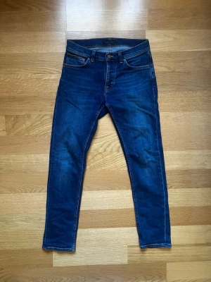 Nudie Jeans, Grim Tim - Säljer ett par snygga och klassiska jeans från Nudie Jeans. Perfekta till både vardag och lite mer uppklätt ✨🎊