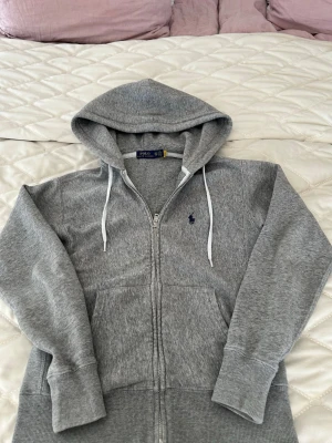 Polo Raplh Lauren tröja  - Säljer min polo zip med en snygg grey washed färg, den är köpt i affär och knappt andvänd, storlek xxs