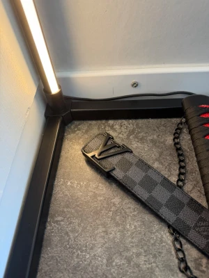 Bälte - Ett svart rutigt bälte, 105CM. Priset går alltid att diskuteras