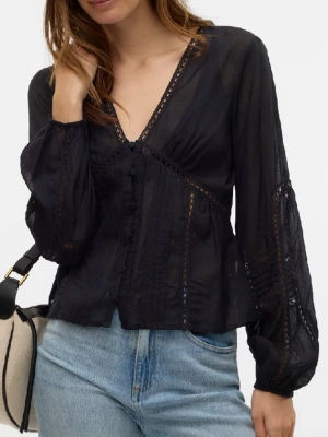 Svart blus - Säljer en superfin svart blus från Vero Moda, den är använd 1-2 gånger och när jag köpte den var en knapp trasig längst upp (kolla bilden) men den fungerar precis som vanligt. Ordinarie pris 400kr. Är helt slutsåld, då gör ej att köpa längre
