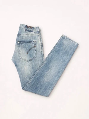 Ljusblå jeans från dondup - Säljer ett par ljusblå  jeans från Dondup med klassisk femficksdesign och diskret slitning. Perfekta för dig som gillar en avslappnad men trendig look.