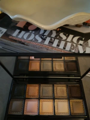 By Terry ögonskuggspalett nude/neutral - Snygg ögonskuggspalett från By Terry med 10 nyanser i nude och neutrala toner. Paletten innehåller både matta och skimrande färger i beige, brunt, guld och taupe. Perfekt för att skapa olika ögonlooks. Kommer i en stilren svart ask med spegel.Pensel i förpackning saknas! Någon skugga är swachad. En fin palett. 