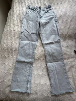 Ljusblå raka jeans  - Ljusblå jeans från Zara, slits med slitning ner till.