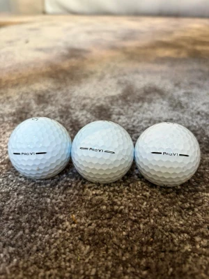 Tre vita Titleist Pro V1 golfbollar - Säljer tre vita golfbollar av modellen Pro V1 från Titleist. Klassisk rund form med dimple-mönster för bättre flyg och kontroll. Perfekta för dig som vill ha riktigt bra golfbollar till nästa runda. Skriv privat för pris o hur många du ska ha