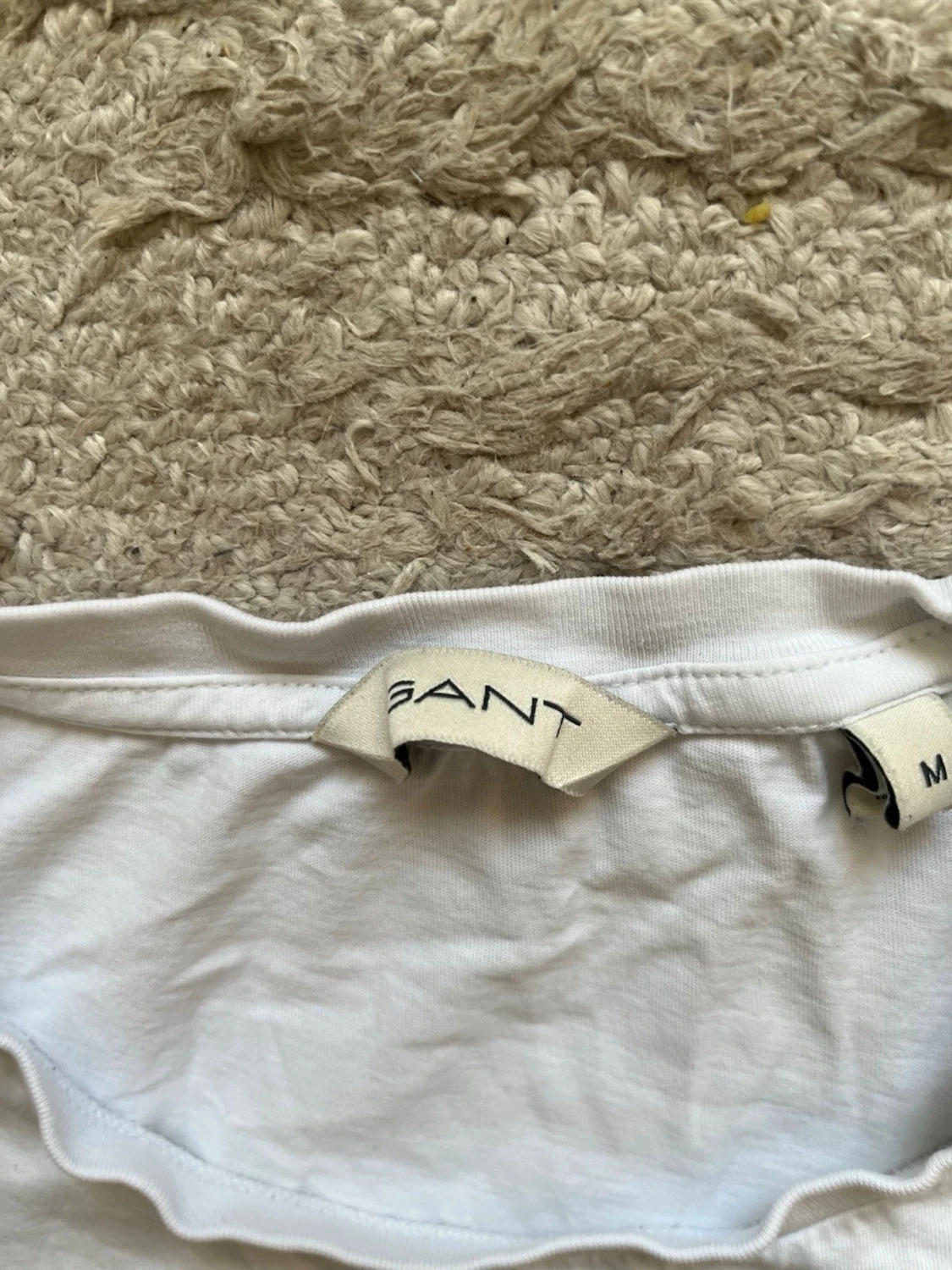 Vit t-shirt från GANT med broderad logga - 2