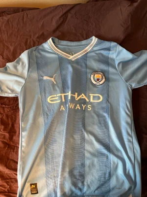 Man City 23/34 hemmatröja  - Man City 23/24 hemmatröja. Storlek M