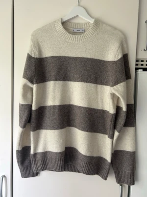 Stickad tröja från mango  - Jag säljer en stickad tröja från mango. Den är oanvänd och i helt ny skick. Storlek M.         Ny pris 699kr säljer för 249kr