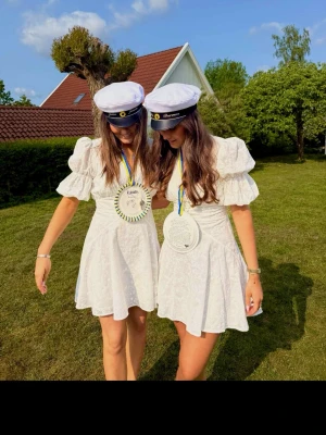 Vit klänning med puffärm - Super söt, super snygg klänning från Adoore. Använd 1 gång