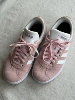 Rosa Sneakers | Adidas strl 36,5 - Snygga rosa Adidas sneakers, köptes via Tradera i nytt skick för 550kr, små tecken på användning finns nu efter användning. Såsom normalt slitage. Säljer endast för att de inte används så ofta som tänkt. Superfina🩷