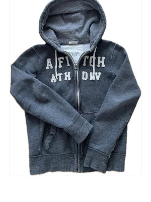 Abercrombie & Fitch vintage ziphoodie - Mycket eftertraktad Toppenskick Diskreta slitningar som hör till designen Normalstor M, ”muscle” passform Priset är inte hugget i sten  Fråga gärna frågor