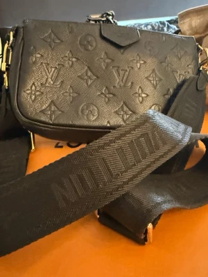 Monogram väska  - Super fin handväska med axelbandsrem. 