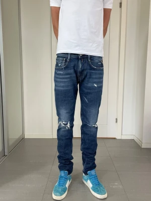 Replay Anbass Jeans - Säljer nu dessa Replay Anbass Jeans med snygga slitningar i populär design, W32 o L34, skriv för fler bilder/frågor🙌🏼
