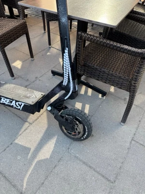 Kukirin g2 custom - Säljer min kukirin g2 då jag snart ska uppgradera till nåt nytt. Den har gått 2950km därav det låga priset. Men jag har tagit väl hand om den. Allting fungerar som det ska men antalet kilometer är ganska högt.   Scootern är väl omhändertagen men det behöver ett nytt däck.  Ny pris: 5321kr.          Skickas ej!!