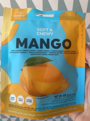 Soft & Chewy Mango 60g - En påse med mjuka och sega torkade mangobitar från Sunshine Delights. Antingen en för 24 eller två för 45.