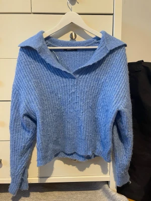 Blå tjocktröja - Blå tjocktröja från Gina tricot. Väldigt fin blå färg och värmer bra.