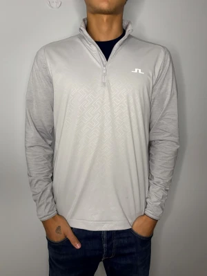 J.Lindeberg Golf Tröja - Väldigt fint sick på denna J.Lindeberg golf tröja!Modellen på bilden är 187 cm lång och väger 70 Kg!🌟