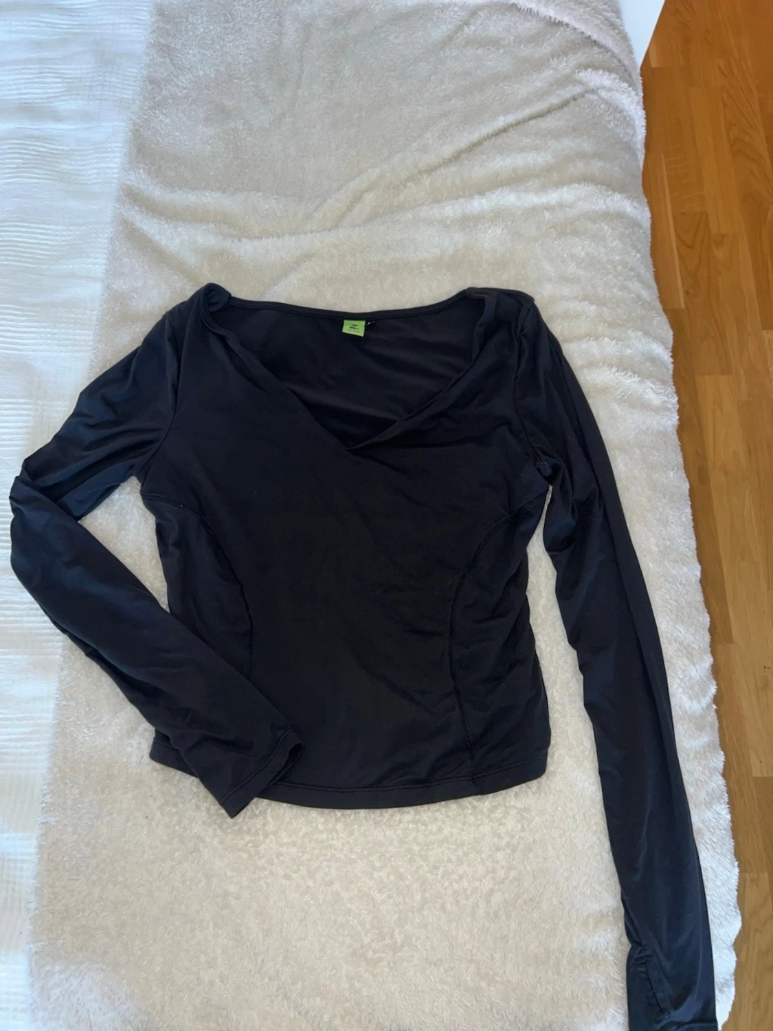 Svart långärmad omlottopp