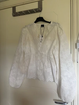 balloon sleeve blouse Gina tricot - Jättefin slutsåld blus från Gina tricot, ny med prislapp kvar. Tycker att den även passar S, då den är liten i storlek. Finns dock någon sminkfläck på insidan av blusen, se sista bilden💗💗