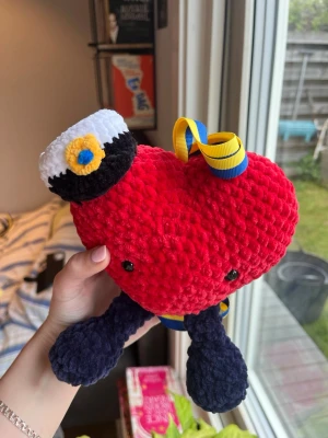 Virkat student-hänge Jellycat hjärta❤️ - Virkat jellycat-hjärta, nu som student-hänge! Har inte haft tid att experimentera tillräckligt med hängena men det var just Jellycat-hjärtat som var mitt absolut första hänge jag gjorde!❤️💐 Perfekt till en söt student till sommaren🌸🩷
